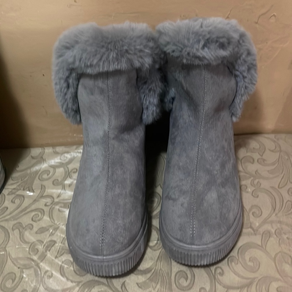 Gray winter boots fur on the inside